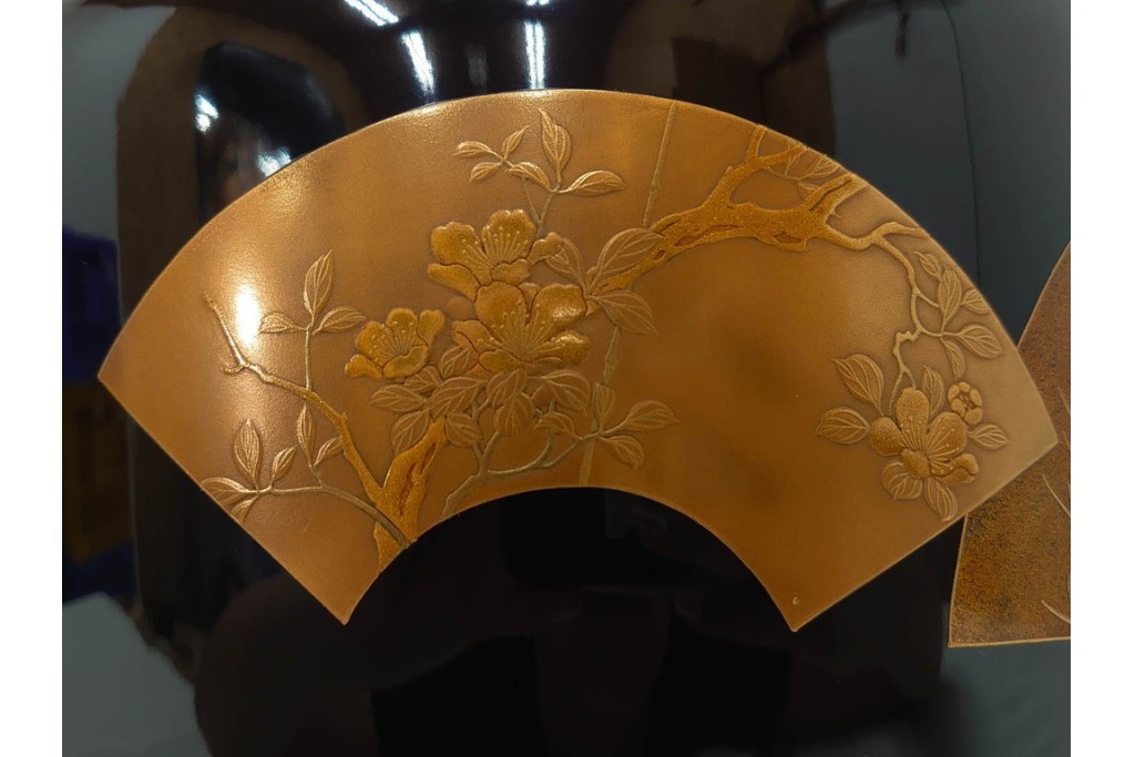 木製　漆器　扇面草花　蒔絵や螺鈿が施された上品な火鉢　外箱付き　(R-090264)