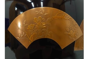 木製　漆器　扇面草花　蒔絵や螺鈿が施された上品な火鉢　外箱付き　(R-090264)