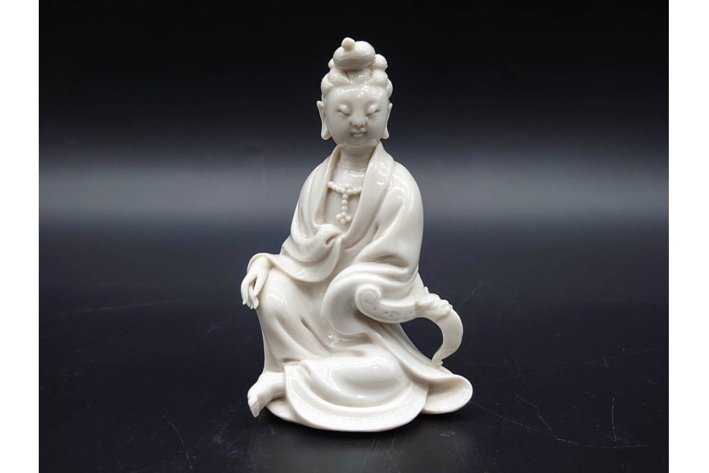中国　古玩　宣徳　流れる衣文が美しい厨子付き白磁仏像　(R-090269)
