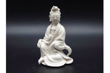 中国　古玩　宣徳　流れる衣文が美しい厨子付き白磁仏像　(R-090269)