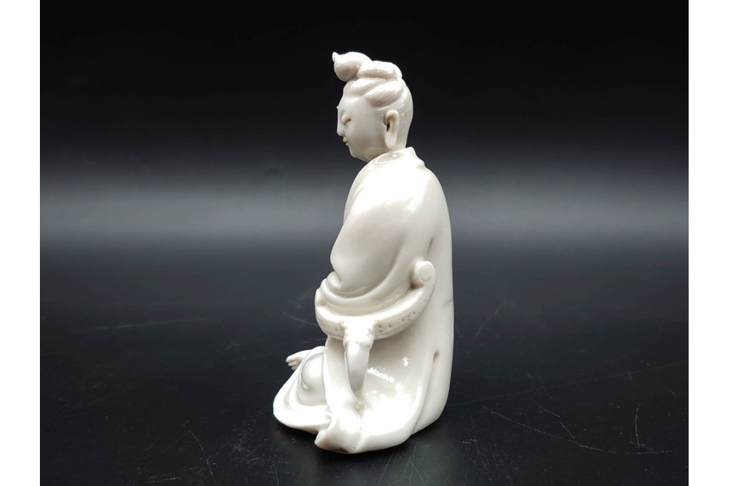 中国　古玩　宣徳　流れる衣文が美しい厨子付き白磁仏像　(R-090269)
