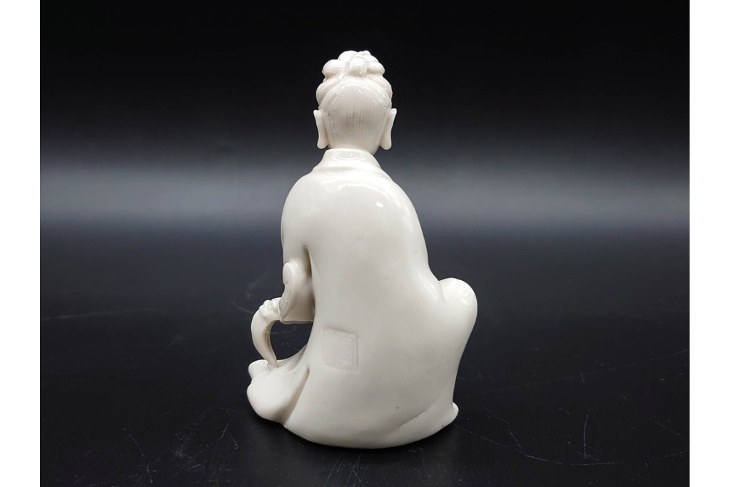中国　古玩　宣徳　流れる衣文が美しい厨子付き白磁仏像　(R-090269)