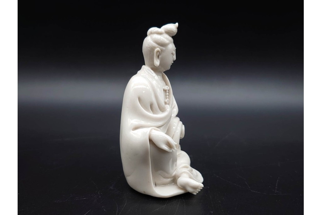 中国　古玩　宣徳　流れる衣文が美しい厨子付き白磁仏像　(R-090269)