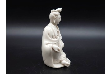 中国　古玩　宣徳　流れる衣文が美しい厨子付き白磁仏像　(R-090269)