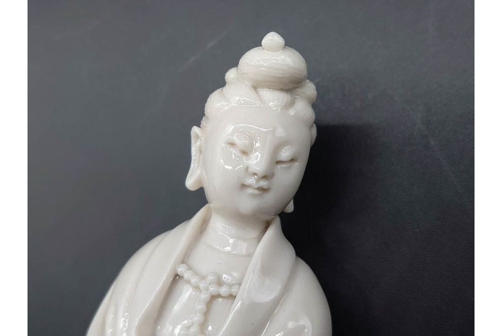 中国　古玩　宣徳　流れる衣文が美しい厨子付き白磁仏像　(R-090269)