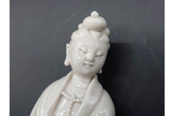 中国　古玩　宣徳　流れる衣文が美しい厨子付き白磁仏像　(R-090269)