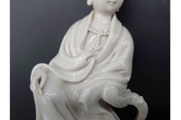 中国　古玩　宣徳　流れる衣文が美しい厨子付き白磁仏像　(R-090269)
