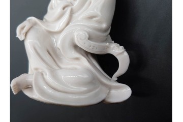 中国　古玩　宣徳　流れる衣文が美しい厨子付き白磁仏像　(R-090269)