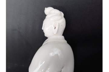 中国　古玩　宣徳　流れる衣文が美しい厨子付き白磁仏像　(R-090269)