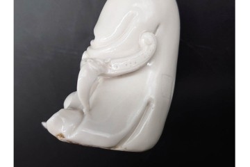 中国　古玩　宣徳　流れる衣文が美しい厨子付き白磁仏像　(R-090269)