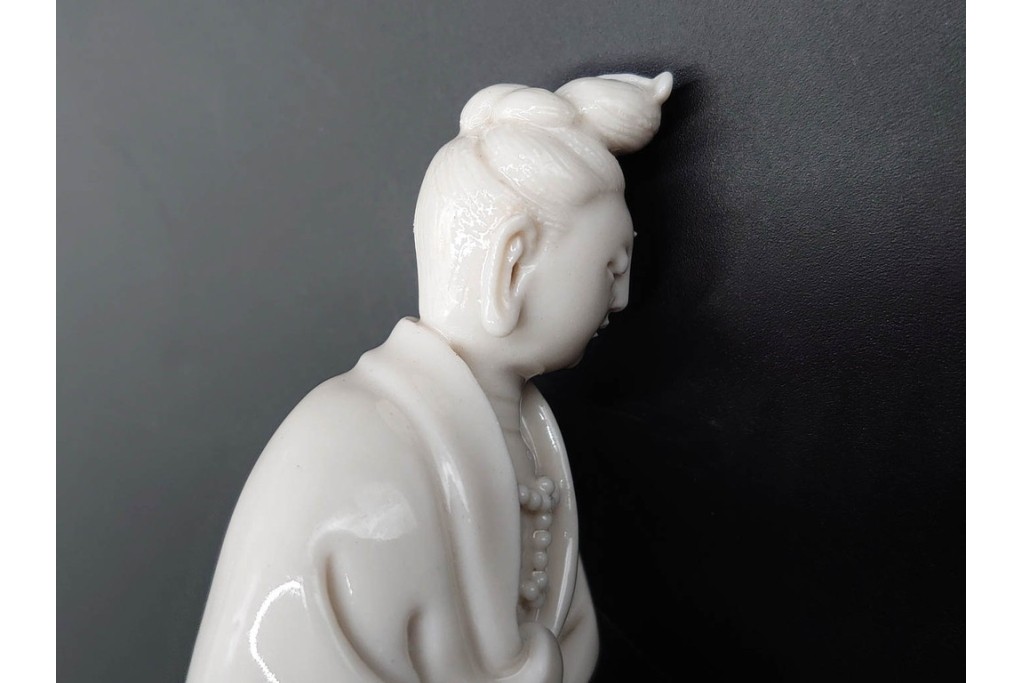 中国　古玩　宣徳　流れる衣文が美しい厨子付き白磁仏像　(R-090269)