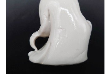 中国　古玩　宣徳　流れる衣文が美しい厨子付き白磁仏像　(R-090269)