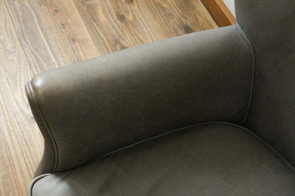 中古　HALO(ハロ)　FAT LUXE(ファット リュクス)　GREEN WHICH ARM CHAIR(グリーンウィッチアームチェア)　本革　包み込むような背もたれが魅力のアームチェア　(R-090271)