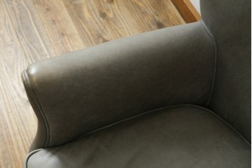 中古　HALO(ハロ)　FAT LUXE(ファット リュクス)　GREEN WHICH ARM CHAIR(グリーンウィッチアームチェア)　本革　包み込むような背もたれが魅力のアームチェア　(R-090271)