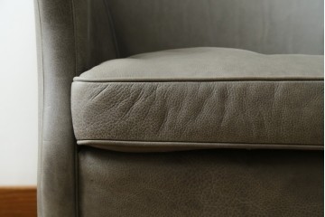 中古　HALO(ハロ)　FAT LUXE(ファット リュクス)　GREEN WHICH ARM CHAIR(グリーンウィッチアームチェア)　本革　包み込むような背もたれが魅力のアームチェア　(R-090271)