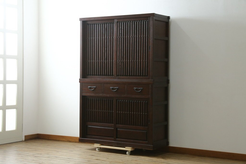 中古　美品　整然と並ぶ格子戸が魅力の水屋箪笥　(R-090273)