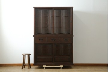 中古　美品　整然と並ぶ格子戸が魅力の水屋箪笥　(R-090273)