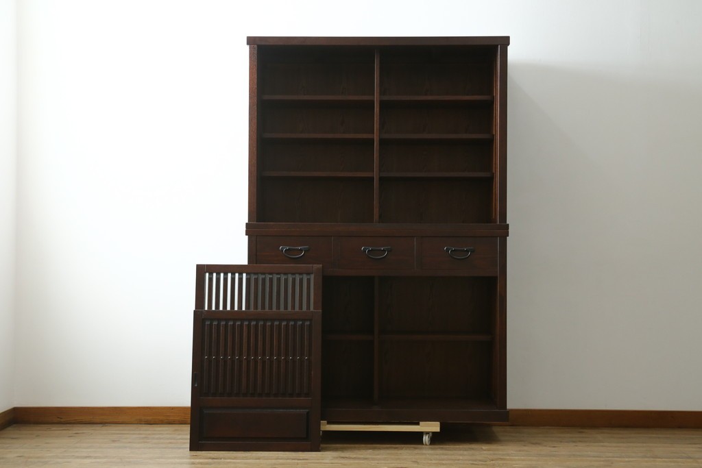 中古　美品　整然と並ぶ格子戸が魅力の水屋箪笥　(R-090273)