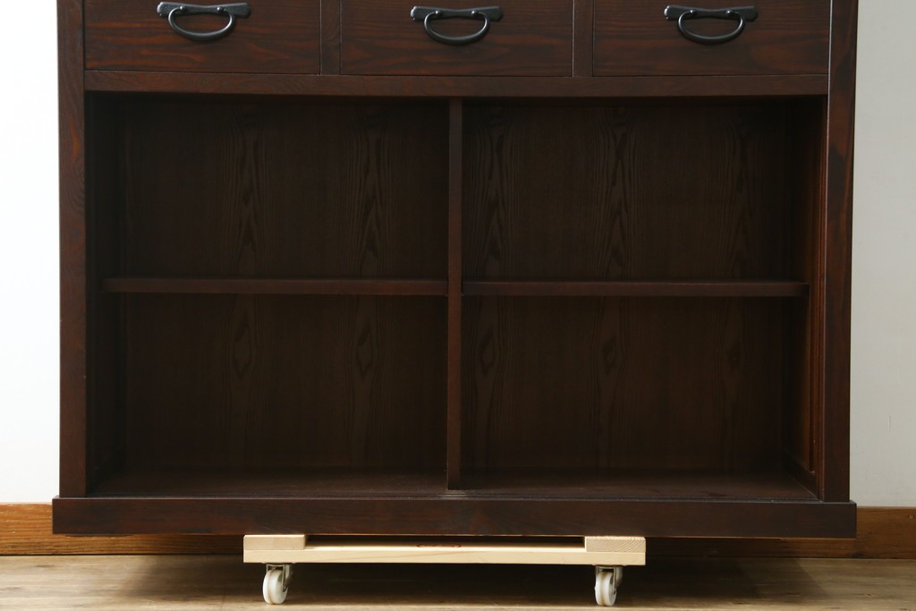 中古　美品　整然と並ぶ格子戸が魅力の水屋箪笥　(R-090273)
