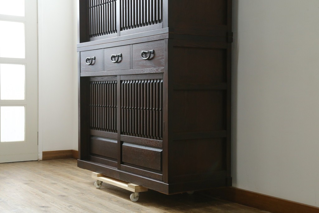中古　美品　整然と並ぶ格子戸が魅力の水屋箪笥　(R-090273)