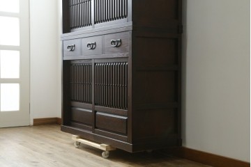 中古　美品　整然と並ぶ格子戸が魅力の水屋箪笥　(R-090273)