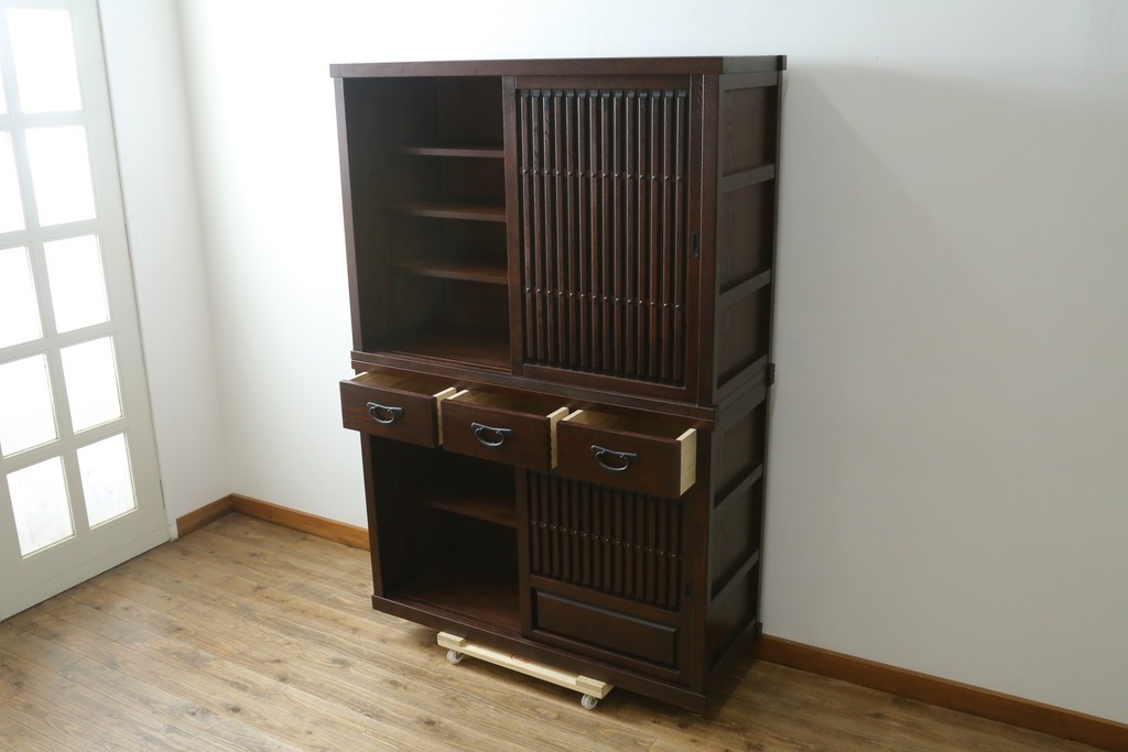 中古　美品　整然と並ぶ格子戸が魅力の水屋箪笥　(R-090273)