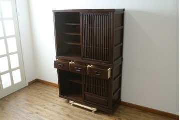 中古　美品　整然と並ぶ格子戸が魅力の水屋箪笥　(R-090273)