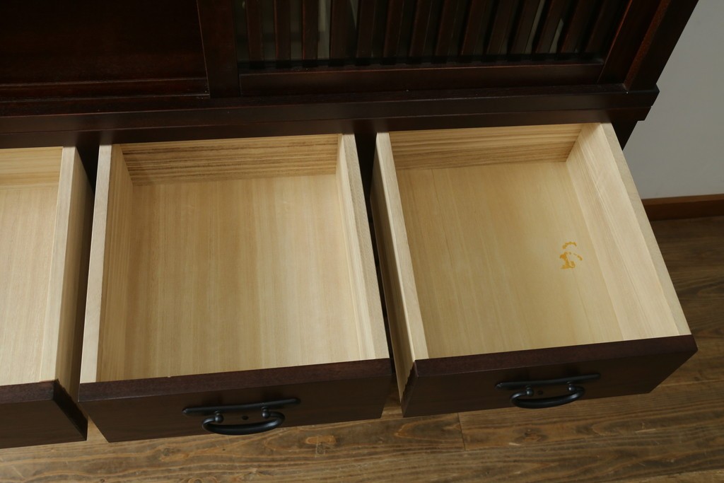 中古　美品　整然と並ぶ格子戸が魅力の水屋箪笥　(R-090273)