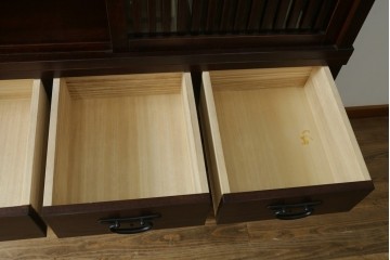 中古　美品　整然と並ぶ格子戸が魅力の水屋箪笥　(R-090273)