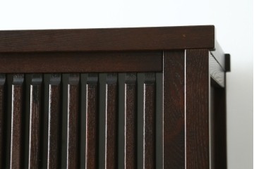 中古　美品　整然と並ぶ格子戸が魅力の水屋箪笥　(R-090273)
