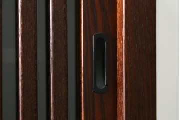 中古　美品　整然と並ぶ格子戸が魅力の水屋箪笥　(R-090273)