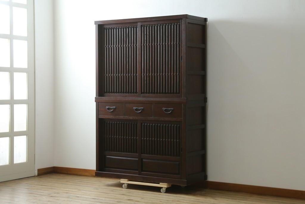 中古　美品　整然と並ぶ格子戸が魅力の水屋箪笥　(R-090273)