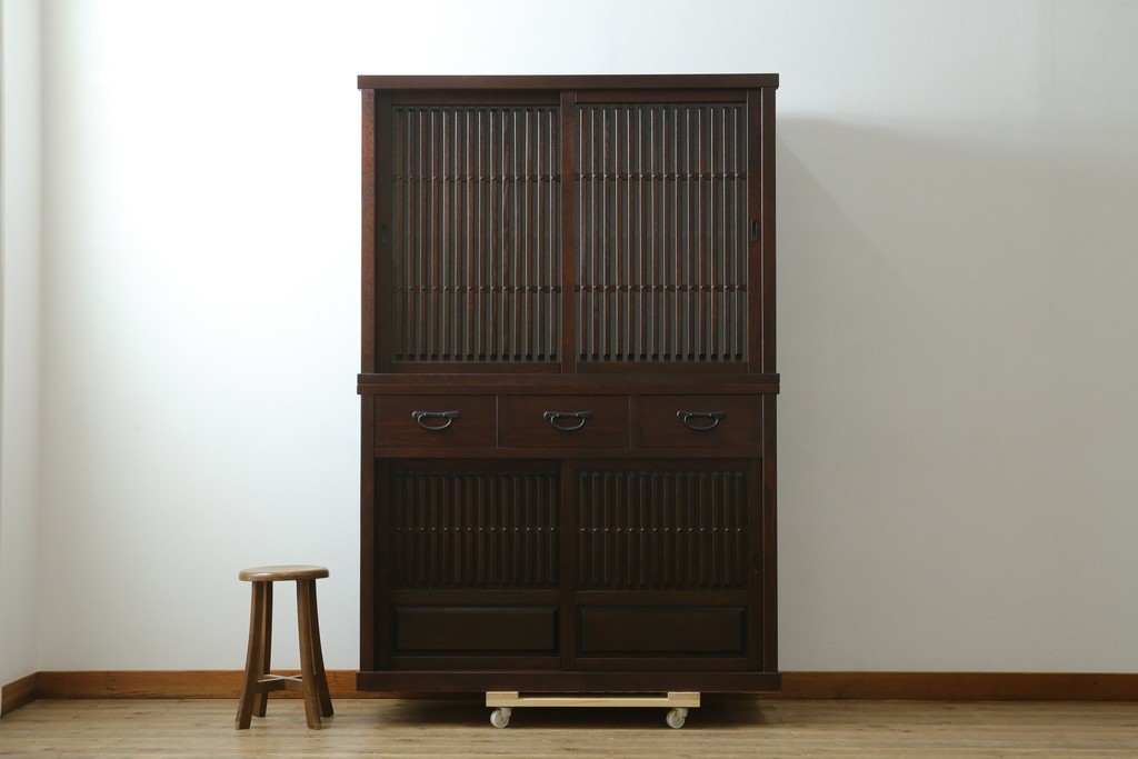 中古　美品　整然と並ぶ格子戸が魅力の水屋箪笥　(R-090273)
