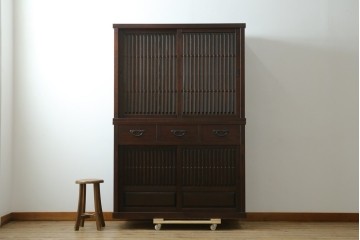 中古　美品　整然と並ぶ格子戸が魅力の水屋箪笥　(R-090273)