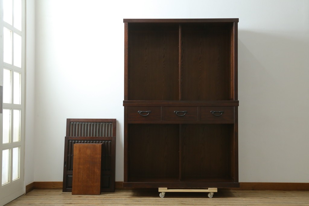 中古　美品　整然と並ぶ格子戸が魅力の水屋箪笥　(R-090273)