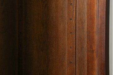 中古　美品　整然と並ぶ格子戸が魅力の水屋箪笥　(R-090273)