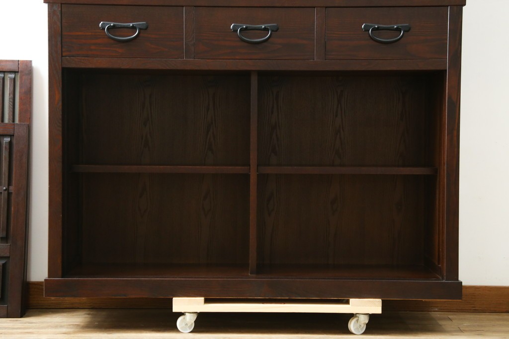 中古　美品　整然と並ぶ格子戸が魅力の水屋箪笥　(R-090273)