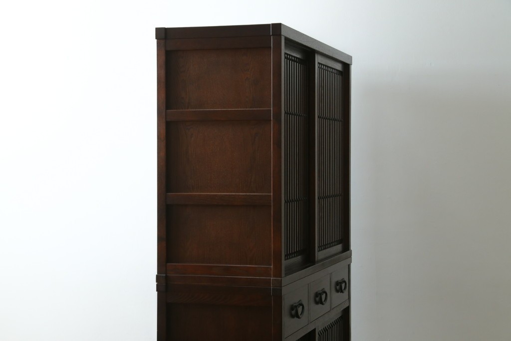 中古　美品　整然と並ぶ格子戸が魅力の水屋箪笥　(R-090273)