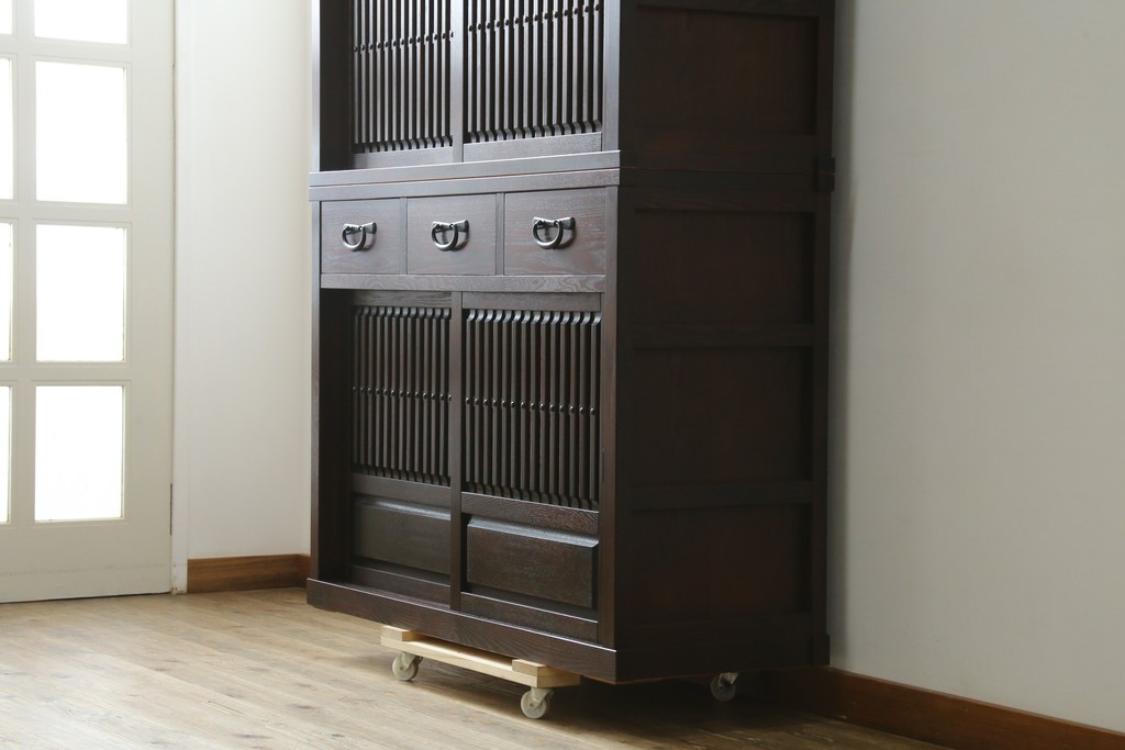 中古　美品　整然と並ぶ格子戸が魅力の水屋箪笥　(R-090273)