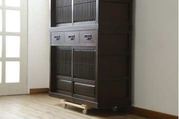 中古　美品　整然と並ぶ格子戸が魅力の水屋箪笥　(R-090273)