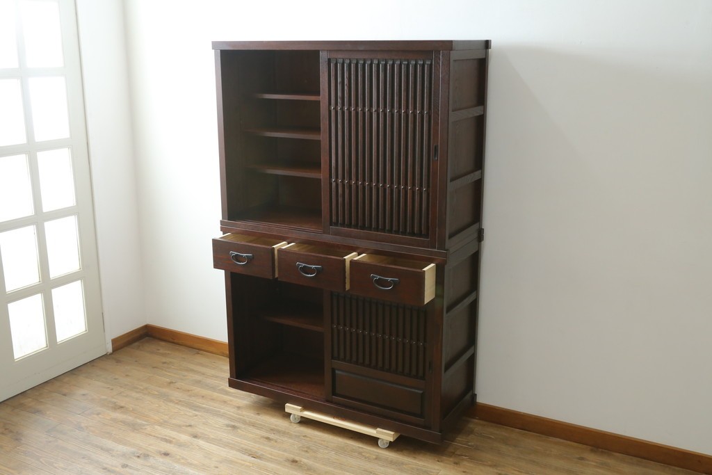 中古　美品　整然と並ぶ格子戸が魅力の水屋箪笥　(R-090273)