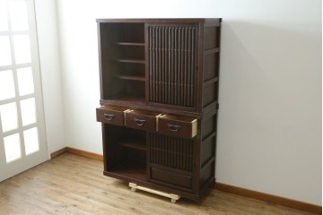 中古　美品　整然と並ぶ格子戸が魅力の水屋箪笥　(R-090273)