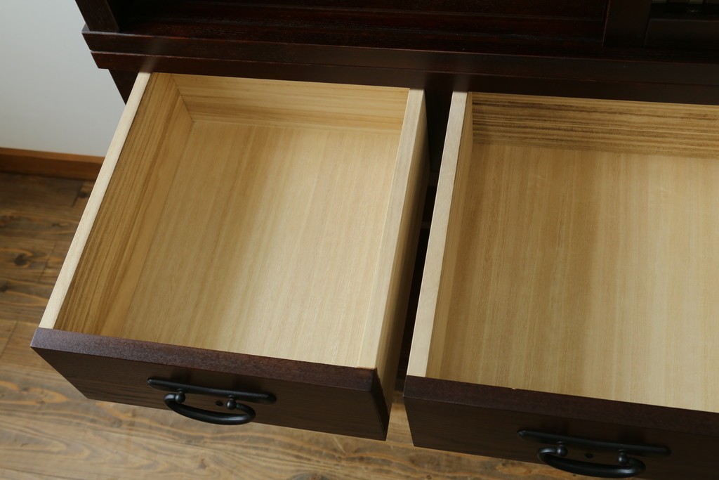 中古　美品　整然と並ぶ格子戸が魅力の水屋箪笥　(R-090273)