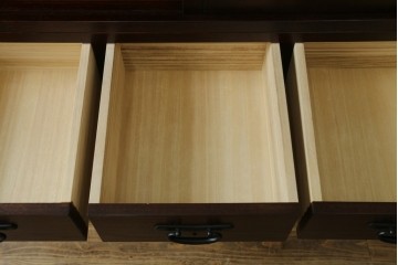 中古　美品　整然と並ぶ格子戸が魅力の水屋箪笥　(R-090273)