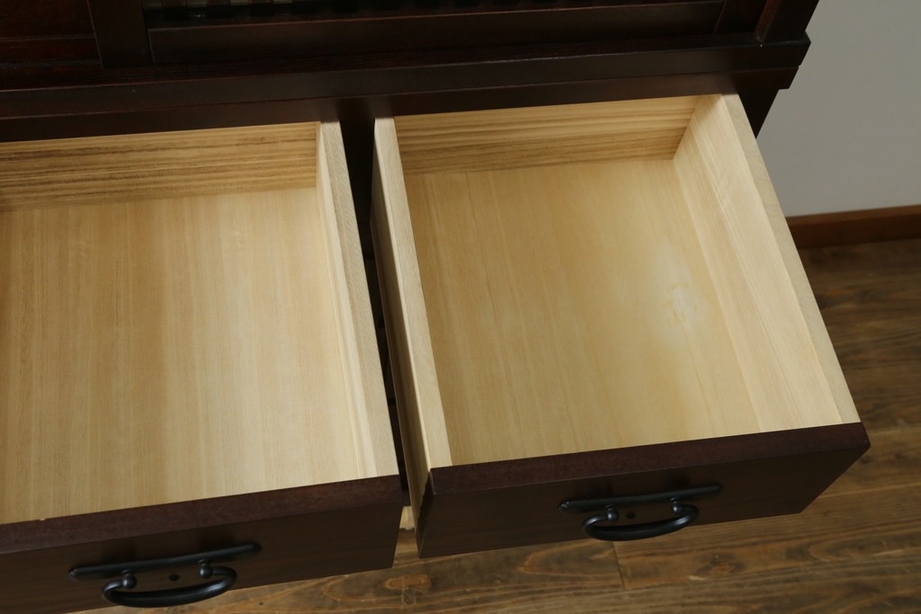 中古　美品　整然と並ぶ格子戸が魅力の水屋箪笥　(R-090273)