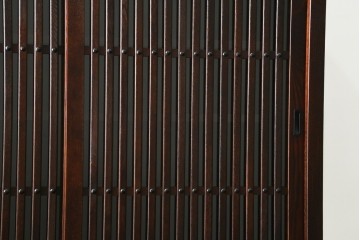 中古　美品　整然と並ぶ格子戸が魅力の水屋箪笥　(R-090273)