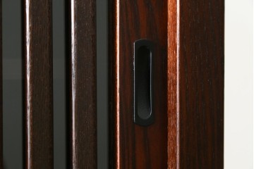 中古　美品　整然と並ぶ格子戸が魅力の水屋箪笥　(R-090273)