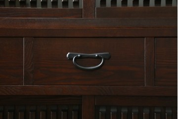 中古　美品　整然と並ぶ格子戸が魅力の水屋箪笥　(R-090273)