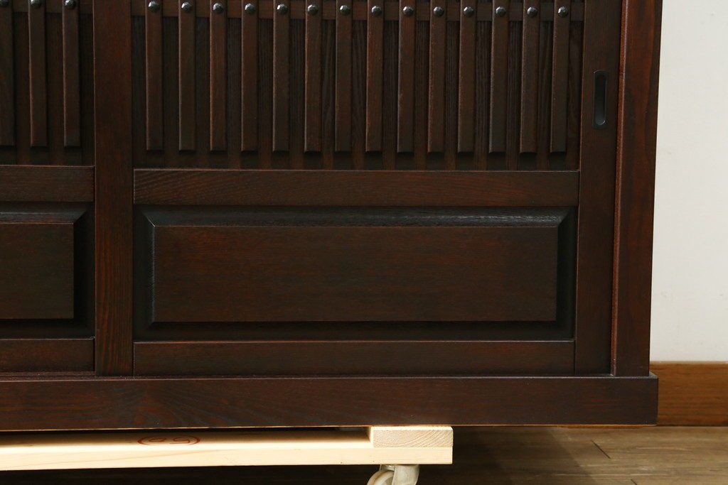 中古　美品　整然と並ぶ格子戸が魅力の水屋箪笥　(R-090273)