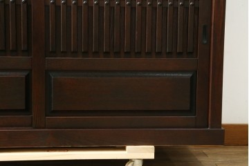 中古　美品　整然と並ぶ格子戸が魅力の水屋箪笥　(R-090273)